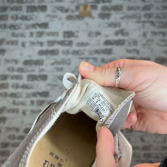 Converse | unisex gray lace up sneaker flats - Picture 2 of 8